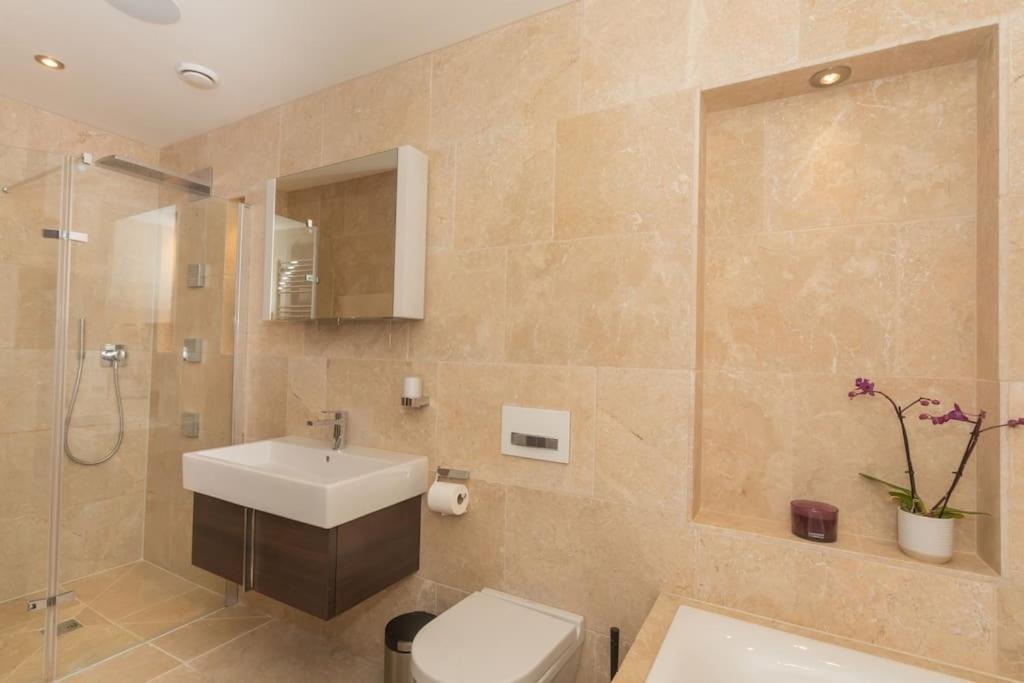 Stylish Penthouse Apartment With Hot Tub Бат Экстерьер фото